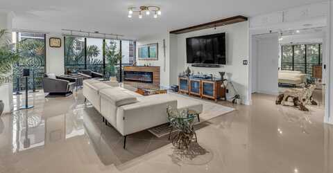 7572 Regency Lake Drive, Boca Raton, FL 33433