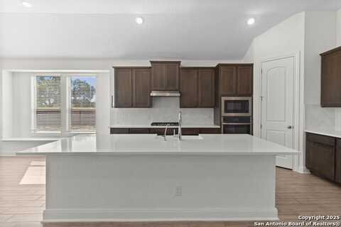 127 Arched Oak Loop, Floresville, TX 78114