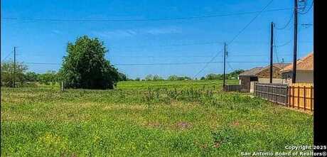 160 N 1st ST, Floresville, TX 78114