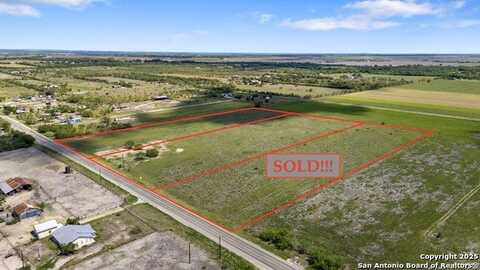 17282 fm 471, Devine, TX 78016