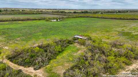 1001 S IH 35, Devine, TX 78016