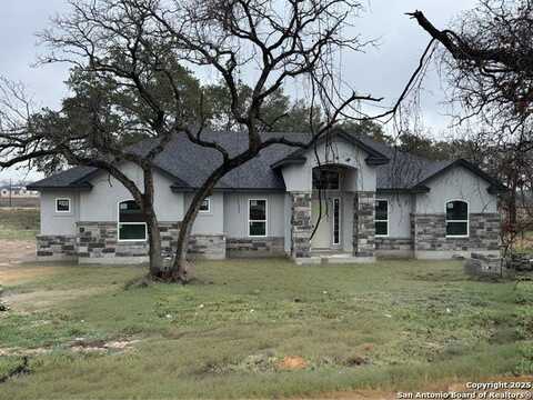 692 County Road 320, Floresville, TX 78114