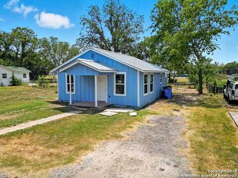 725 E PINE ST, Seguin, TX 78155