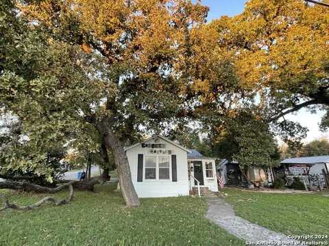 814 12th St, Bandera, TX 78003