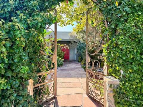 8 Lugar De Charco, Santa Fe, NM 87507