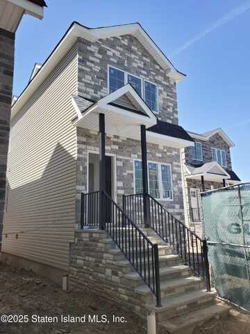 1384 Clove Road, Staten Island, NY 10301