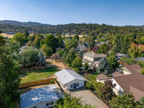 700 Hueners Lane, Jacksonville, OR 97530