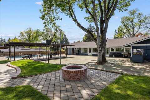 225 Black Oak Drive, Medford, OR 97504