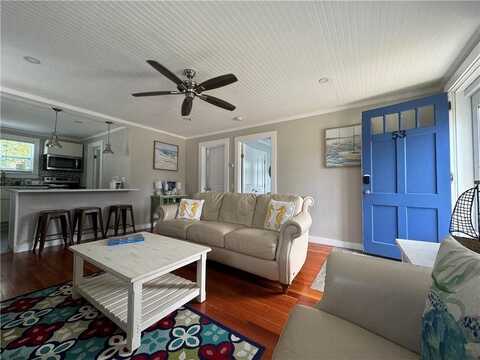 53 Center Avenue, Middletown, RI 02842