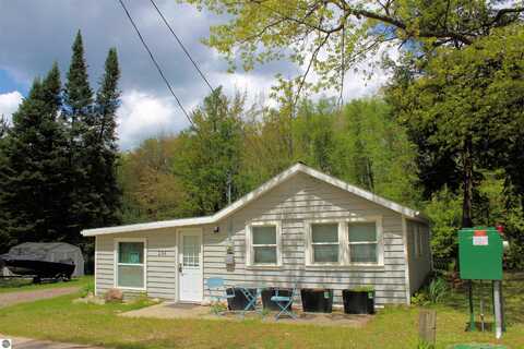 256 W Lake Drive, Cadillac, MI 49601