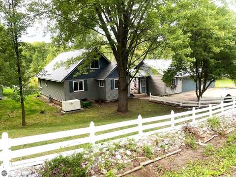 4723 N Peninsula, Hale, MI 48739