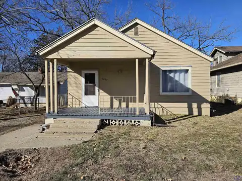 2204 SW Kensington CT, Topeka, KS 66606