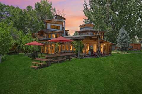 627 Boyer Lane, Taos, NM 87571