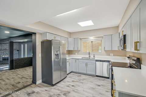 2572 W Calle Genova, Tucson, AZ 85745