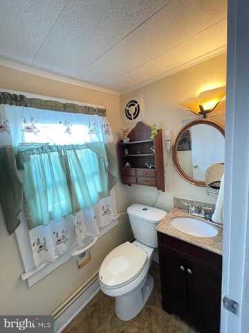 211 W 6TH STREET, LAUREL, DE 19956