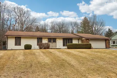 W214n10470 Oak Ln, Germantown, WI 53022