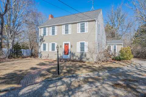 4 Ralyn Road, Cotuit, MA 02635