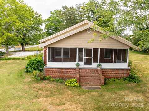 103 E King Street, East Flat Rock, NC 28726