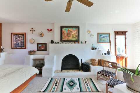 627 FAIRWAY Road NW, Albuquerque, NM 87107