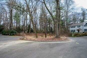 5 Dennis Rd, Longmeadow, MA 01106
