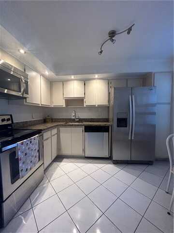 3970 Oaks Clubhouse Dr, Pompano Beach, FL 33069