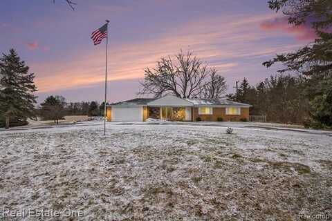 3449 Middle Road, Highland, MI 48357