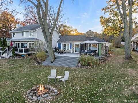 5952 BULLARD Road, Fenton, MI 48430