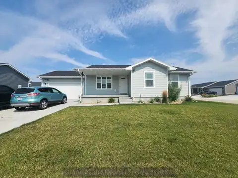 537 Schmidt Cir, Grand Island, NE 68803