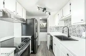 E Lawrence Lane 14, Phoenix, AZ 85020