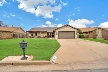 1601 Oxford Drive, Altus, OK 73521