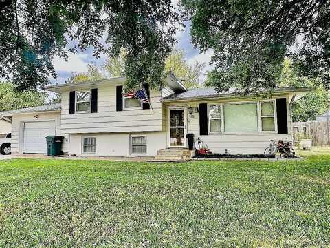 152 10th St, Phillipsburg, KS 67661