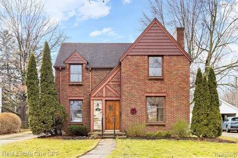 879 ROSLYN Road, Grosse Pointe Woods, MI 48236