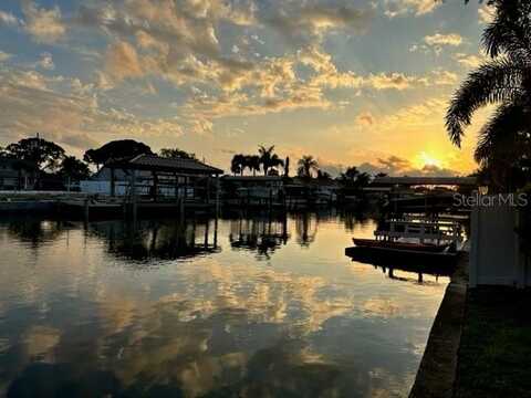 8704 THORNWOOD LANE, TAMPA, FL 33615