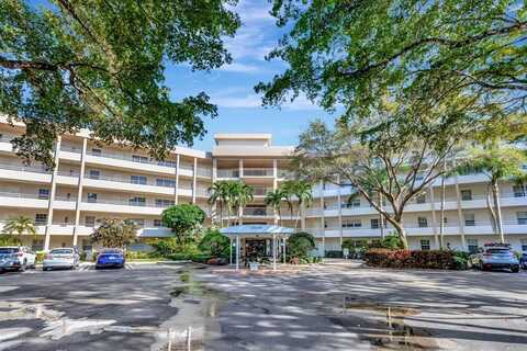 3800 Oaks Clubhouse Dr, Pompano Beach, FL 33069