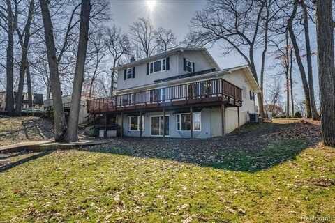 6402 HARTWOOD Drive, Fenton, MI 48430