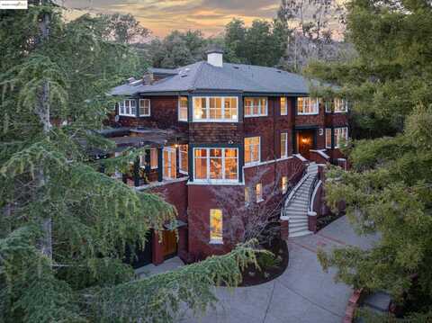 135 Cross Rd, Oakland, CA 94618