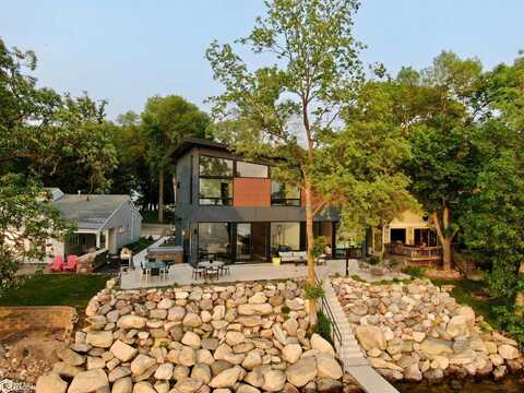15476 Dodge Ave, Clear Lake, IA 50428