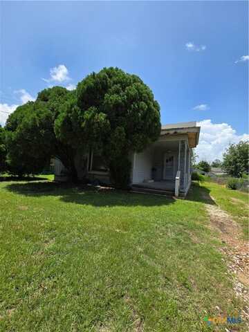206 Dallas Street, Yoakum, TX 77995