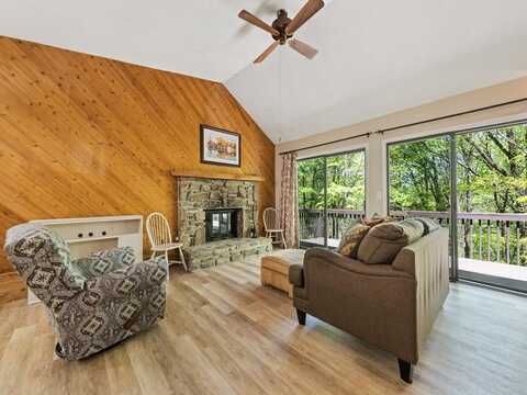 662 Locust Dr, Maggie Valley, NC 28751