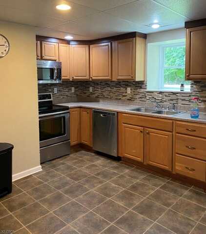 72 Sterling Hill Rd, Sparta, NJ 07871