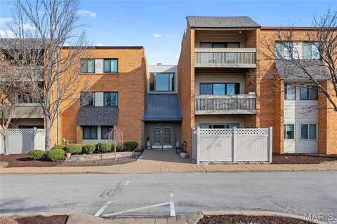 950 E Rue De La Banque, Creve Coeur, MO 63141