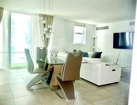31 SE 5th St, Miami, FL 33131