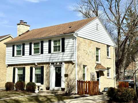 2642 N 90th St, Wauwatosa, WI 53226