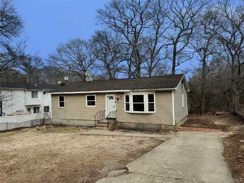 53 W Yaphank Road, Medford, NY 11763