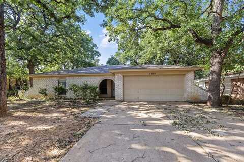 3909 Woodbury Court, Arlington, TX 76017