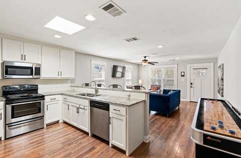 818 N Beckley Avenue, Dallas, TX 75203