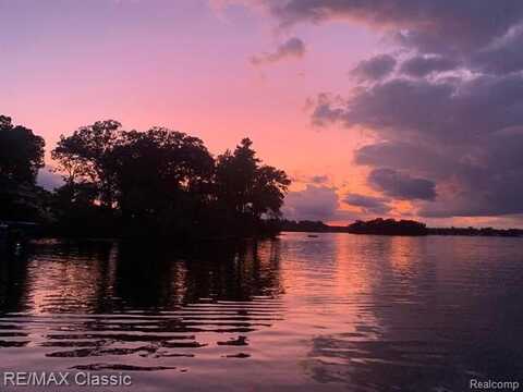 000 Ridge, White Lake, MI 48383