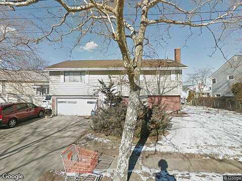 E 1St St, FREEPORT, NY 11520