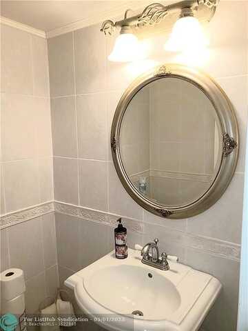 Ocean, HALLANDALE BEACH, FL 33009