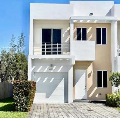 10289 NW 72nd Ter, Doral, FL 33178
